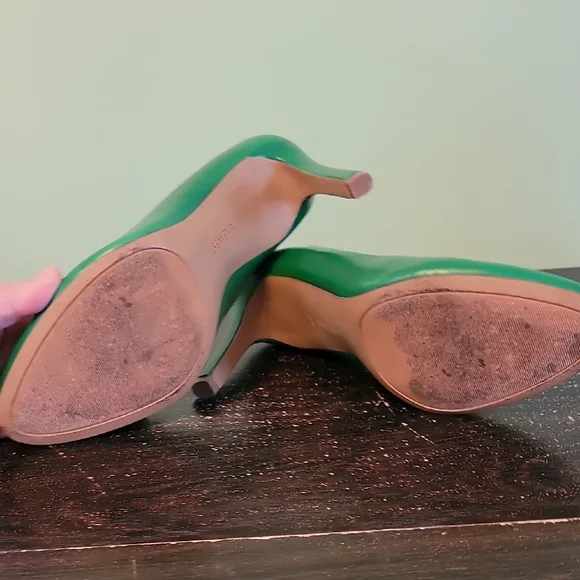 Nine West Green Heels with Sleek Pointed Toe - Picture 4 of 4